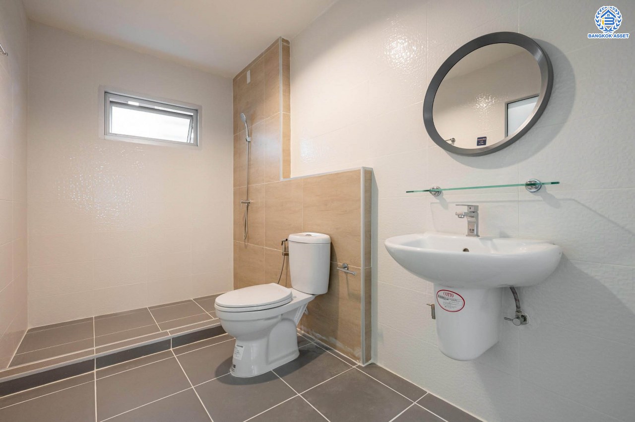 บ้านมือสองตกแต่งใหม่ โครงการ บ้านกลางเมือง มอนติคาร์โล-รัชวิภา เนื้อที่กว้าง 21.3 ตร.ว. ฟังก์ชัน 3 ห้องนอน 3 ห้องน้ำ 1 ห้องอเนกประสงค์ จอกรถได้ 2 คัน พร้อมอยู่ทันที บนทำเลเยี่ยม เชื่อมต่อถนนวิภาวดีรังสิต ใกล้รถไฟฟ้าสายสีแดง "สถานีวัดเสมียนนารี" และทางด่วน "ศรีรัช"